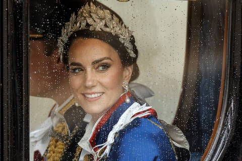 Kate Middleton kembali ke Istana Buckingham dari Westminster Abbey di pusat kota London, Inggris, Sabtu (6/5/2023). Foto: Odd Andersen/AFP