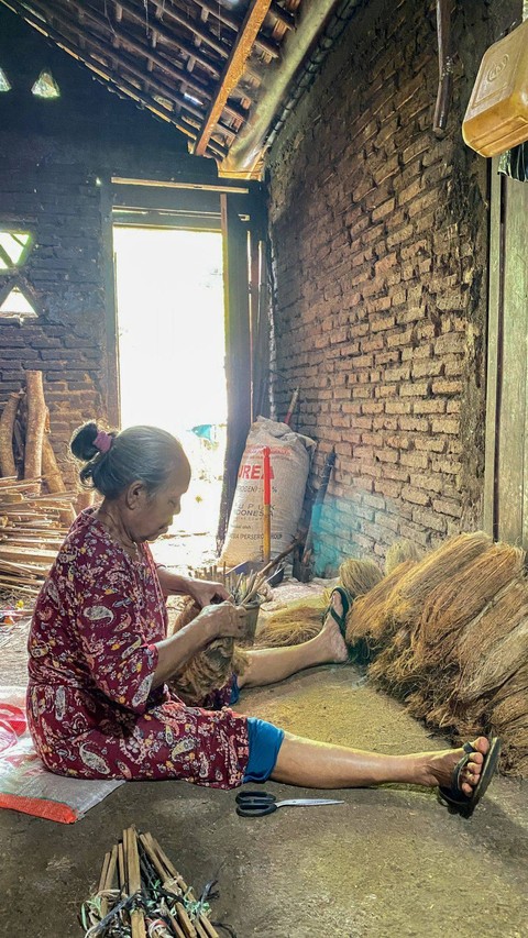 Ibu Rasinem sedang menjahit sabut kelapa. (Sumber gambar : dokumen pribadi)
