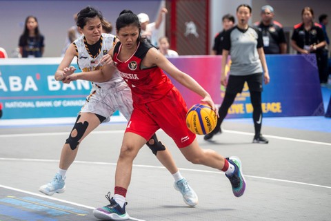 Pebasket putri Indonesia Dyah Lestari (kanan) melakukan Dribble dibayangi pebasket putri Malaysia Pei Jie Tan (kiri) saat pertandingan penyisihan group B Bola Basket 3x3 putri SEA Games 2023 di Morodok Techno Elephant Hall, Kamboja, Sabtu (6/5/2023). Foto: M Agung Rajasa/Antara Foto