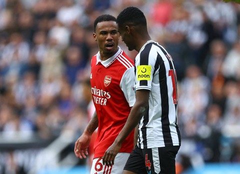 Pemain Arsenal Gabriel Jesus berbicara dengan Alexander Isak dari Newcastle United pada pertandingan lanjutan Liga Inggris di Stadion St. James Park, Newcastle, Inggris, Minggu (7/5/2023).   Foto: Lee Smith/Reuters