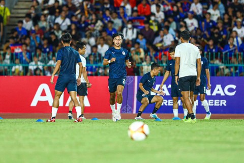 Persiapan Timnas U-22 Kamboja sebelum melawan Myanmar U-22 dalam pertandingan Grup A SEA Games 2023 di Olympic Stadium, Phnom Penh, Kamboja, Minggu (7/5). Foto: Dok. Football Federation of Cambodia