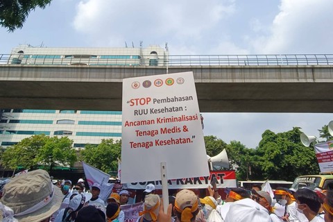 Dokter-nakes melakukan aksi penolakan terhadap RUU Kesehatan di depan Kantor Kemenkes RI, Jl. Rasuna Said, Kuningan, Jakarta Selatan, Senin (8/5/2023). Foto: Hedi/kumparan