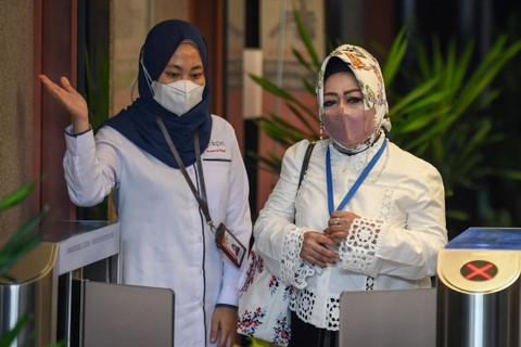 Kepala Dinas Kesehatan (Kadinkes) Provinsi Lampung Reihana (kanan) berjalan usai menjalani klarifikasi Laporan Harta Kekayaan Penyelenggara Negara (LHKPN) di Gedung Merah Putih KPK, Jakarta, Senin (8/5/2023). Foto: Aditya Pradana Putra/ANTARA FOTO
