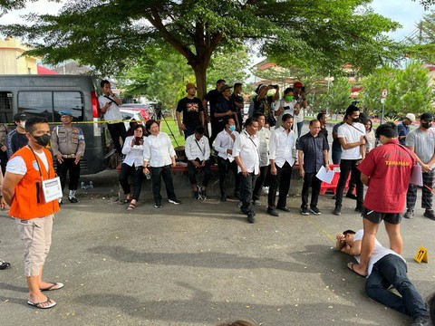 Rekonstruksi uel Aditya Hasibuan vs Ken Admiral di Polda Sumut, Senin (8/5/2023). Foto: Tri Vosa/kumparan