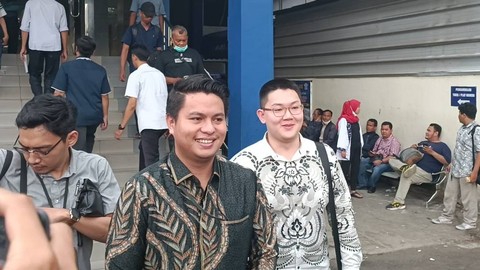 Mangatta Toding Allo kirimkan laporan dugaan pencabulan Mario Dandy terhadap kliennya untuk yang ketiga kali di Polda Metro Jaya, Jakarta, Senin (8/5/2023). Foto: Thomas Bosco/kumparan