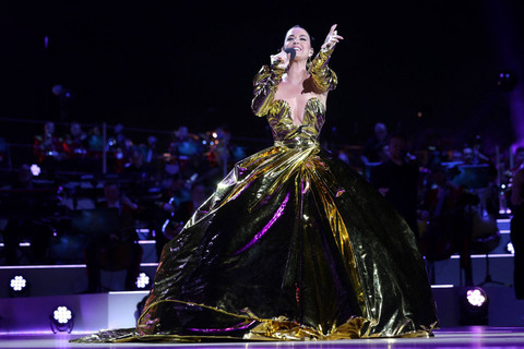 Artis AS Katy Perry tampil di dalam pekarangan Windsor Castle pada Coronation Concert, di Windsor, sebelah barat London, Inggris, Minggu (7/8/2023). Foto: Leon Neal/AFP