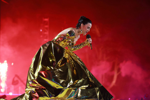 Artis AS Katy Perry tampil di dalam pekarangan Windsor Castle pada Coronation Concert, di Windsor, sebelah barat London, Inggris, Minggu (7/8/2023). Foto: Chris Jackson/AFP