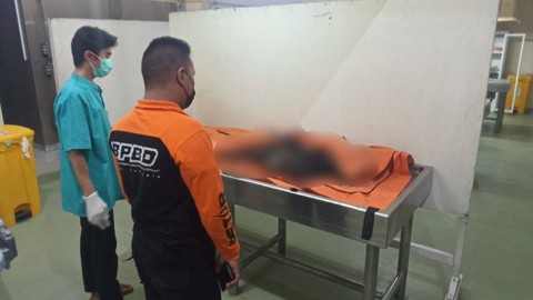 Mayat perempuan ditemukan di sebuah gudang peluru Jalan Kedung Cowek, Surabaya pada Minggu (7/5/2023). Foto: BPBD Surabaya