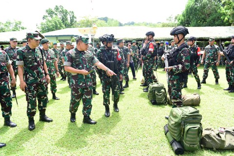 Jenderal Dudung meninjau kesiapan operasi Batalyon Infanteri Para Raider 433/Julu. Foto: TNI AD