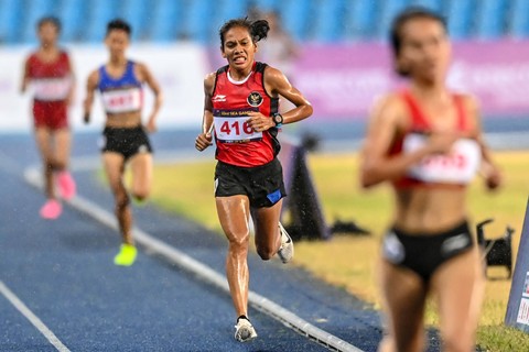 Pelari putri Indonesia Odekta Elvina Naibaho (kedua kanan) berusaha menyusul pelari Vietnam Thi Oanh Nguyen (kanan) pada nomor lari 5000 meter putri SEA Games 2023 di Phnom Penh, Kamboja, Senin (8/5/2023). Foto: Muhammad Adimaja/Antara Foto
