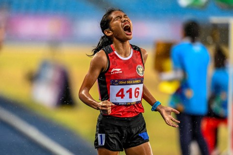 Pelari putri Indonesia Odekta Elvina Naibaho berteriak usai mencapai garis finis pada nomor lari 5000 meter putri SEA Games 2023 di Phnom Penh, Kamboja, Senin (8/5/2023). Foto: Muhammad Adimaja/Antara Foto
