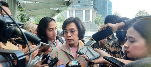 Menteri Keuangan, Sri Mulyani menjawab pertanyaan wartawan di Soehana Hall, SCBD, Selasa (9/5). Foto: Ave Airiza Gunanto/kumparan