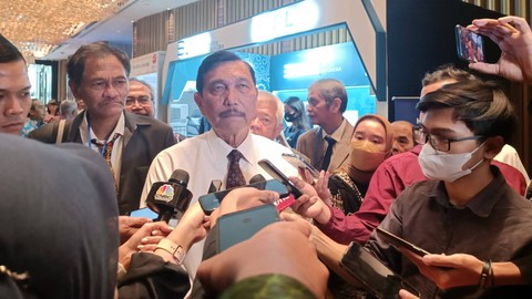 Menko Marves Luhut Binsar Pandjaitan saat ditemui di The west Jakarta, Selasa (9/5/2023). Foto: Akbar Maulana/kumparan
