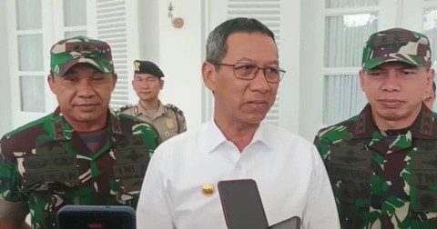 Pj Gubernur DKI Jakarta Heru Budi (tengah) Pandam Jaya Mayjen M Hasan (kiri), dan Danjen Kopassus Brigjen Deddy Suryadi di Balai Kota DKI Jakarta, Selasa (9/5/2023). Foto: Haya Syahira/kumparan