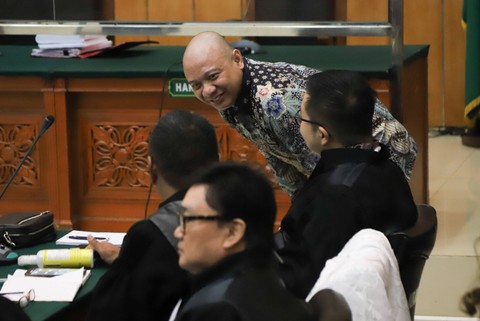 Mantan Kapolda Sumatra Barat Irjen Pol Teddy Minahasa menjalani sidang pembacaan putusan terkait kasus peredaran gelap narkoba di Pengadilan Negeri (PN) Jakarta Barat pada hari ini, Selasa (9/5/2023). Foto: Jamal Ramadhan/kumparan