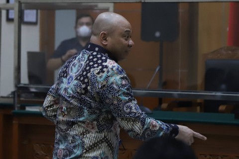 Mantan Kapolda Sumatra Barat Irjen Pol Teddy Minahasa menjalani sidang pembacaan putusan terkait kasus peredaran gelap narkoba di Pengadilan Negeri (PN) Jakarta Barat pada hari ini, Selasa (9/5/2023). Foto: Jamal Ramadhan/kumparan