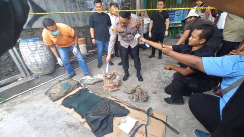 Polisi menunjuk sejumkah barang bukti yang ditemukan di TKP mayat dicor di Semarang. Foto: Intan Alliva/kunparan