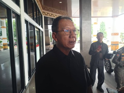 Ketua DPRD Lampung, Mingrum Gumay saat dikonfirmasi awak media terkait mobil dinasnya yang diduga menunggak pajak. | Foto : Galih Prihantoro/ Lampung Geh