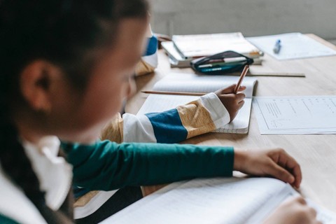 Ilustrasi Contoh Soal Teks Diskusi Kelas 9. Sumber: Pexels.com/Katerina Holmes