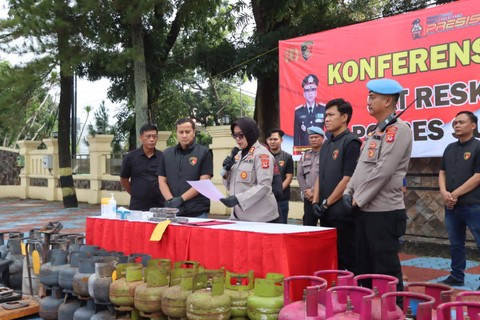 Pers rilis kasus pengoplos tabung gas elpiji di Subang pada Selasa (9/5).    Foto: Dok. Istimewa