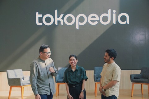 Head of Corporate Affairs Tokopedia Ekhel Chandra Wijaya, Pemilik Usaha Universe Sajadah Renato Akbar, Founder Brulee Sarila Danubrata dalam konferensi pers Tokopedia, Selasa (9/5/2023).  Foto: Tokopedia