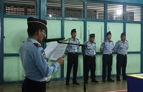 Kepala Rutan Mempawah, Dosen Sinaga pimpin Apel Deklarasi Zero Handphone, Pungutan Liar dan Narkoba (Halinar) pada Selasa, 9 Mei 2023. Foto: Dok. Hi!Pontianak