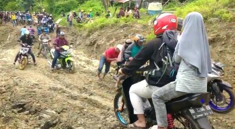 Seorang ibu sakit di Sulawesi harus digendong karena ambulansnya terperosok. Foto: Dok. Istimewa