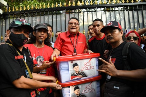 Ketua Bidang Pemuda dan Olahraga PDI Perjuangan Eriko Sotarduga saat menerima 5 Juta KTP dukungan untuk Ganjar Pranowo. Foto: Dok. Istimewa