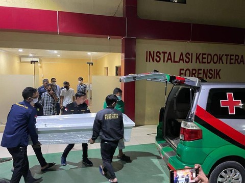 Jenazah Mustopa NR diambil keluarga dari RS Polri untuk dimakamkan di Lampung, Selasa (9/5).  Foto: Dok. Istimewa