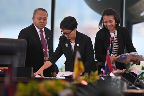 Menteri Luar Negeri Indonesia Retno Marsudi (tengah) mengecek meja dan ruangan sebelum dimulainya Pembukaan Konferensi Tingkat Tinggi (KTT) Ke-42 ASEAN , di Labuan Bajo, Manggarai Barat, NTT, Rabu (10/5/2023). Foto: Rivan Awal Lingga/ANTARA FOTO
