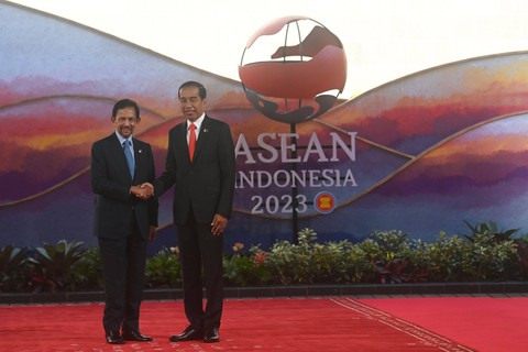 Presiden Joko Widodo menerima kedatangan Sultan Brunei Darussalam Hassanal Bolkiah dalam Konferensi Tingkat Tinggi (KTT) ke-42 ASEAN di Labuan Bajo, Manggarai Barat, Nusa Tenggara Timur (NTT), Rabu (10/5/2023).  Foto: Aprillio Akbar/ANTARA FOTO