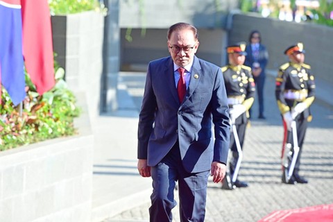 Perdana Menteri Malaysia Anwar Ibrahim tiba dalam Konferensi Tingkat Tinggi (KTT) ASEAN ke-42 di Labuan Bajo, Manggarai Barat, Nusa Tenggara Timur (NTT), Rabu (10/5/2023). Foto: Biro Pers Sekretariat Presiden
