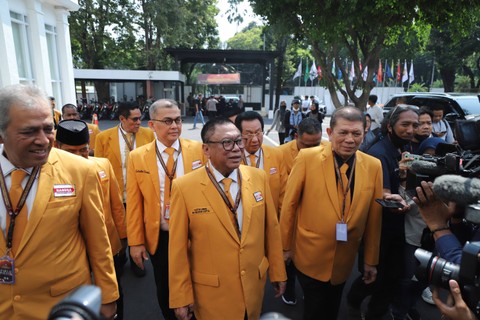 Ketua Partai Hanura Oesman Sapta Odang mendatangi kantor KPU, untuk mendaftarkan bacaleg, di jalan Imam Bonjol, Menteng, Jakarta, Senin (8/5/2023). Foto: Jamal Ramadhan/kumparan