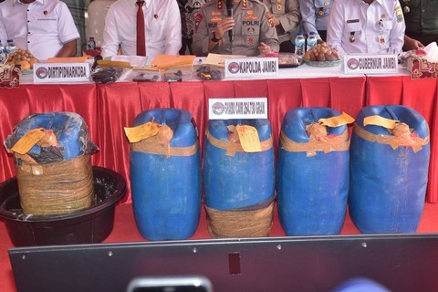 Jumpa pers pengungkapan 276 kilogram sabu cair di Mapolda Jambi, Rabu (10/5). Foto: Polri