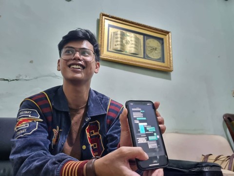 Guru di Kabupaten Pangandaran, Husein Ali Rafsanjani, curhat di media sosial mengenai dugaan adanya pungutan liar ketika mengikuti Pelatihan Dasar Calon Pegawai Negeri Sipil (Latsar CPNS) pada bulan Oktober 2021 lalu.   Foto: Rachmadi Rasyad/kumparan