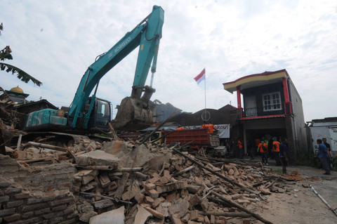 Petugas eksekusi menggunakan alat berat merubuhkan rumah warga yang terdampak pembangunan jalan tol Solo-Yogyakarta di Pepe, Ngawen, Klaten, Jawa Tengah, Rabu (10/5/2023). Foto: Aloysius Jarot Nugroho/ANTARA FOTO
