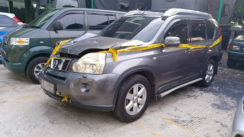Penampakan mobil pelaku yang tabrak pasutri hingga tewas di Bekasi. Bagian depan mobil ringsek. Foto: Thomas Bosco/kumparan