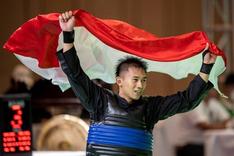 Pesilat putra Indonesia Iqbal Chandra Pratama melakukan selebrasi usai mengalahkan pesilat putra Malaysia M Shahrul Zeckry S pada nomor tanding putra Class F saat SEA Games 2023. Foto: ANTARA FOTO/M Agung Rajasa