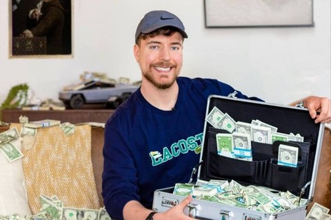 MrBeast dengan tumpukan uang dollar Amerika. Foto: @MrBeast