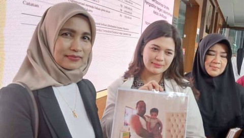 Veronica Jennifer (tengah), wanita yang digugat oleh Wamendagri John Wempi Wetipo.  Foto: Dok: kumparan