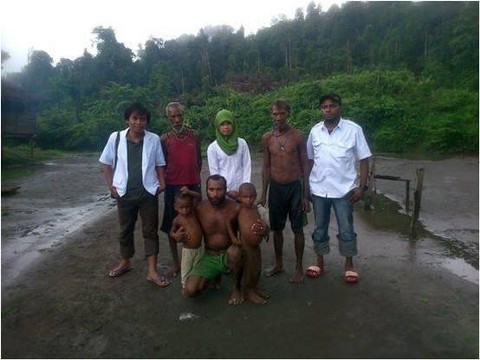 Dokumentasi pribadi : Foto saat saya bersama bidan, dan staf Puskesmas Gesa Baru tiba di Kampung Usia Distrik Benuki, Kabupaten Mamberamo Raya. Untuk sampai ke kampung ini memerlukan perjalanan melalui sungai kecil dalam waktu 2-3 hari.