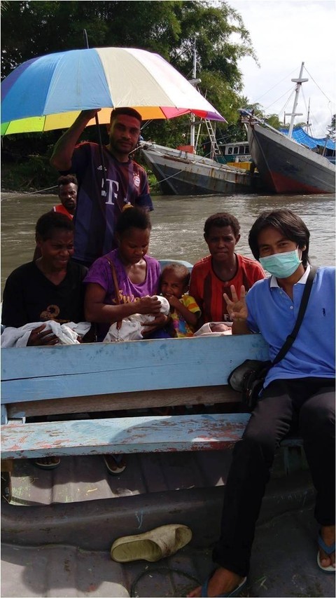 Dokumentasi pribadi : Foto saat saya dan kepala pustu (perawat) merujuk bayi lahir kembar tiga atau triplet melalui sungai mamberamo menuju RS bergerak Mamberampo Raya Papua.