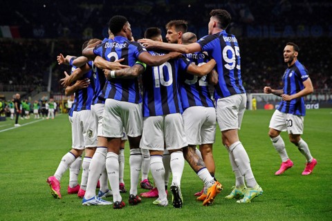 Pemain Inter Milan Inter Milan Edin Dzeko merayakan gol pertamanya bersama rekan setimnya saat hadapi AC Milan di San Siro, Milan, Italia, Rabu (22/5/2023). Foto: Alessandro Garofalo/REUTERS