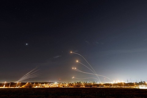 Sistem anti-rudal Iron Dome Israel mencegat roket yang diluncurkan dari Jalur Gaza, di Sderot, Israel, Rabu (10/5/2023). Foto: Ammar Awad/REUTERS