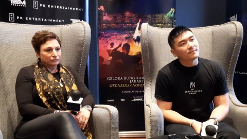 Harry Sudarma dari PK Entertainment dan Samantha dari Third Eye Management di konferensi pers konser Coldplay, Kamis (11/5/2023). Foto: Alexander Vito/kumparan