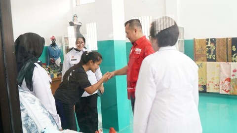 Direktur Jenderal Hak Asasi Manusia (Dirjen HAM) Kementerian Hukum dan HAM Dhahana Putra saat bertemu terpidana mati kasus narkoba asal Filipina, Mary Jane Veloso, di Lapas Perempuan Kelas IIB Yogyakarta, Kabupaten Gunungkidul. Foto: Dok. Kemenkumham DIY