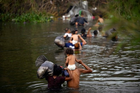 Sejumlah imigran mencoba masuk ke Amerika Serikat (AS) melalui Rio Grande dari Matamoros, negara bagian Tamaulipas, Meksiko pada Rabu (10/5/2023). Foto: Alfredo Estrella/AFP