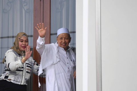 Wakil Presiden ke-9 Hamzah Haz (kanan) melambaikan tangan usai menerima kedatangan Ketua Umum Partai Kebangkitan Bangsa (PKB) Muhaimin Iskandar di kediaman kawasan Matraman, Jakarta Timur, Kamis (11/5/2023). Foto: M Risyal Hidayat/ANTARA FOTO