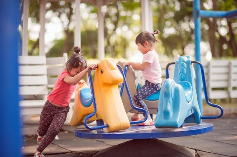 Ilustrasi anak bermain di taman bermain. Foto: SweetLeMontea/Shutterstock