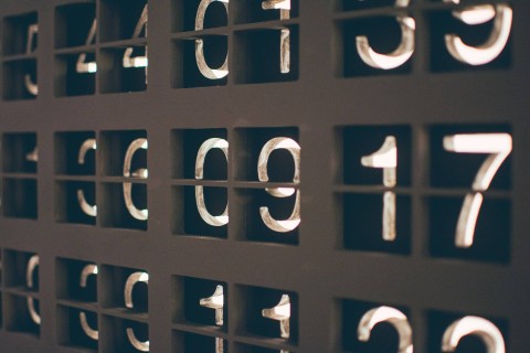 Ilustrasi Satuan Bilangan dengan 12 Nol. (Foto: Nick Hillier | Unsplash.com)